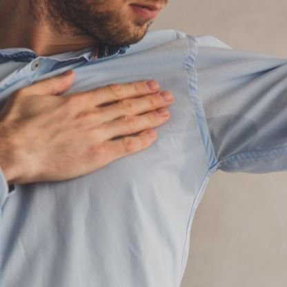 Come evitare le macchie di sudore sui vestiti